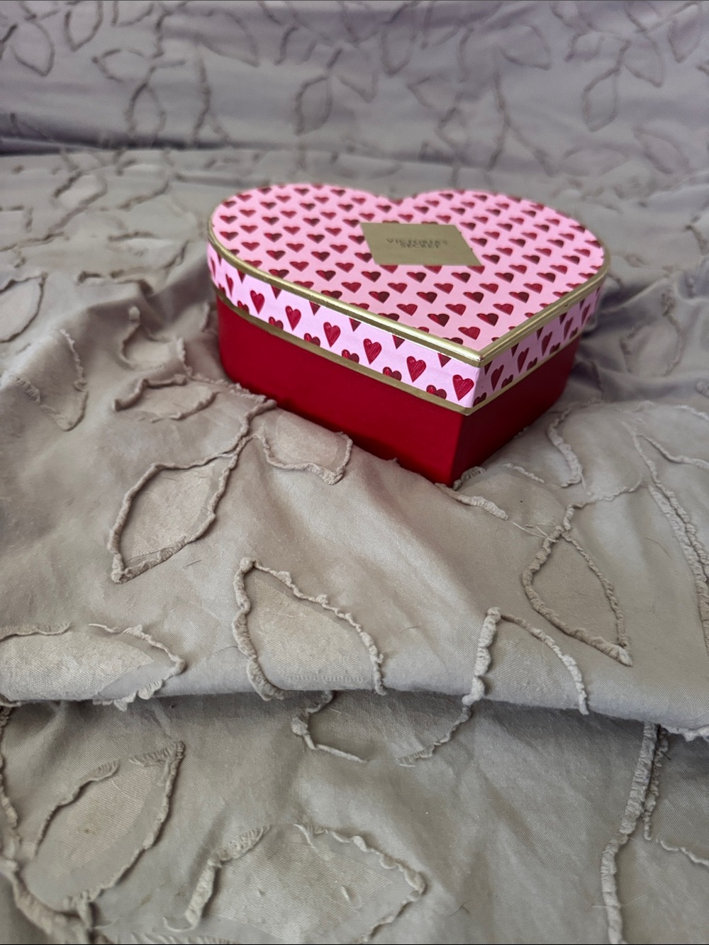 Victoria's Secret Pink Box with Red Heart Pattern - Picture 2 of 3